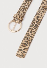 Leopardi-kuosis vyö, joka on valmistettu teksturoidusta tekonahasta. Varustettu kultasävyisellä metallisoljella ja useilla säätöreijillä.