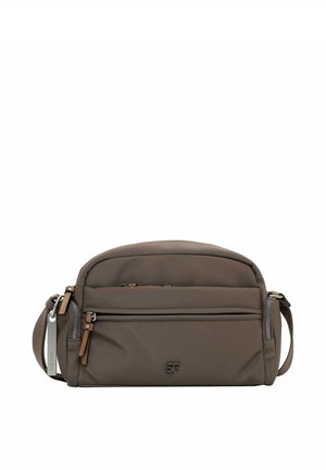 Sac bandoulière marron avec poches zippées à l'avant, sangle ajustable et petit logo embossé au centre devant.