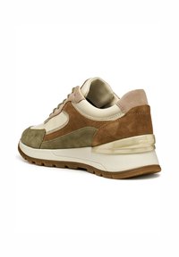 Baskets à lacets avec un mélange de cuir beige et de panneaux en daim olive, un bout rond, une semelle beige et un talon rembourré pour le confort.