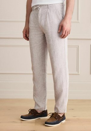 Next, REGULAR TAPERED FIT - SIGNATURE 100% LINEN PLEATED CHINO TROUSERS . - Nohavice - light grey