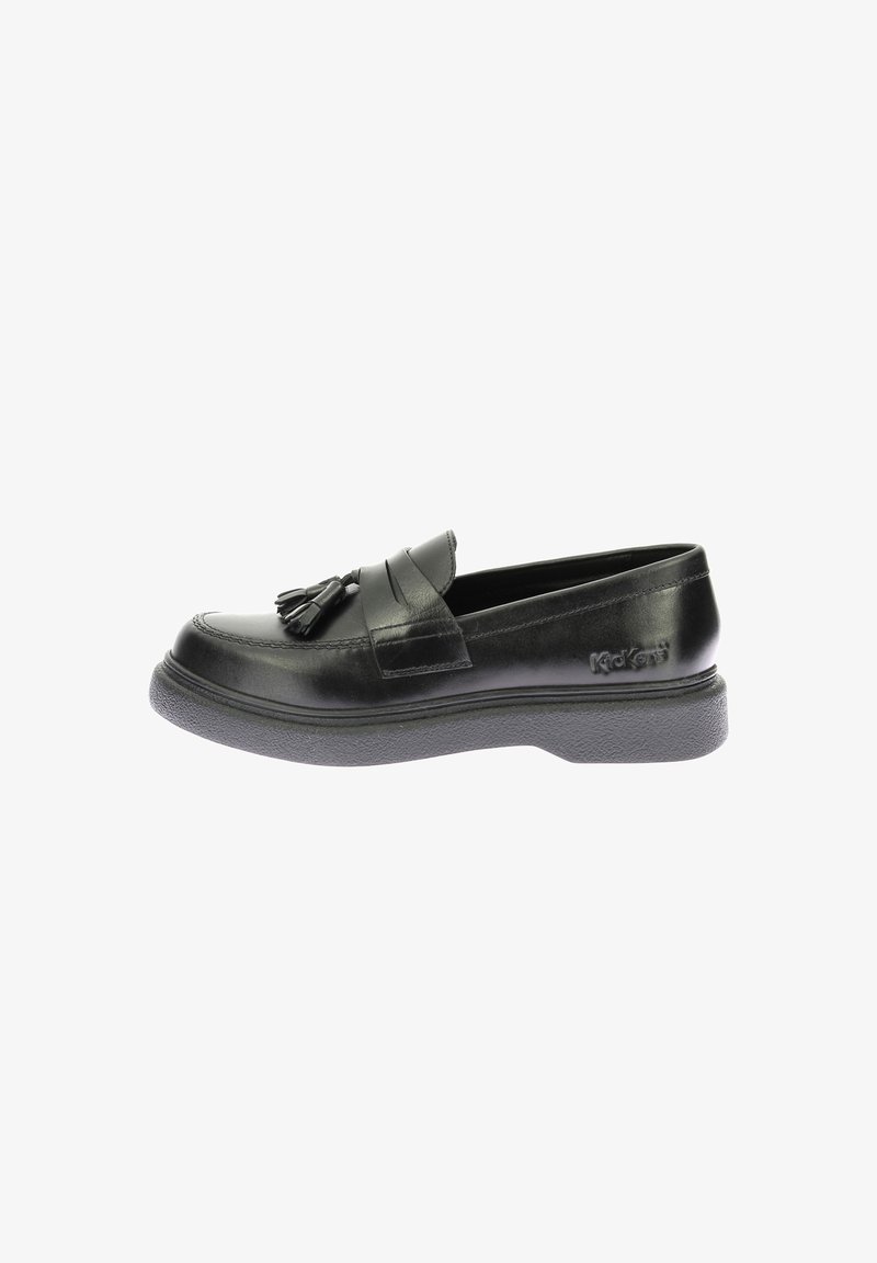 Mocassin en cuir noir avec pompons, semelle épaisse texturée et logo "Kickers" embossé sur le côté, présenté de profil sur fond blanc.