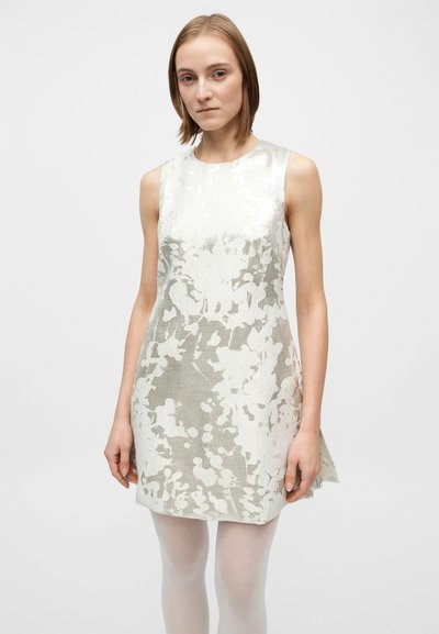 Rochie scurtă cu un model floral texturat alb și gri, cu design fără mâneci și tiv ușor evazat.