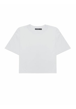 T-shirt bianca corta in cotone, con collo rotondo e maniche corte. L'etichetta sul colletto reca la scritta "BALMOHK". Design semplice e sobrio.