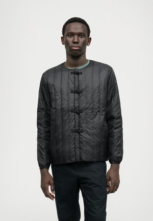 Casaco preto acolchoado com decote redondo, apresentando fechos de pressão e uma bainha ligeiramente curta. Textura suave e mangas longas com punhos franzidos.