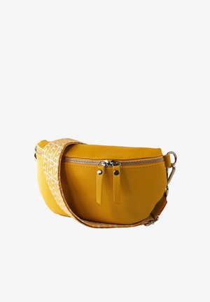 Sac banane en cuir jaune avec double fermeture éclair argentée et large sangle à motifs, présenté en léger angle sur fond blanc.
