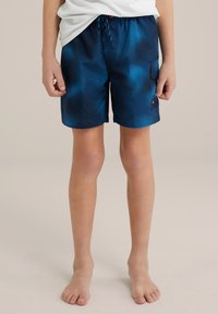 Mėlynos maudymosi šortai, pagaminti iš blizgaus medžiagos su taškiniais raštais, turintys elastingą juosmenį ir šoninį kišenę.