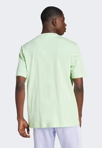 adidas Originals ADICOLOR TREFOIL - Triko s potiskem - semi green spark