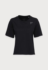 Camiseta de algodón negra de manga corta, con cuello redondo y texto impreso en blanco "DREAM. PLAN. DO." en la parte izquierda del pecho.