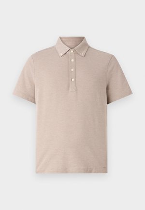 Polo shirt beige a maniche corte realizzato in tessuto testurizzato. Presenta una chiusura con bottoni a cinque bottoni e un design di colletto classico.