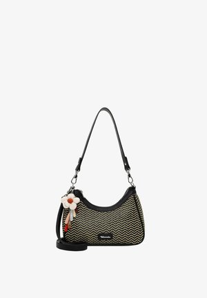 Bolso pequeño con patrón de zigzag en negro y beige, con correas negras y un llavero de flor colgando en el lateral.