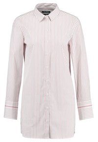 Chemise blanche à rayures verticales rouges, manches longues, devant boutonné, avec bordure contrastante aux poignets. Tissu en mélange de coton, coupe ajustée.