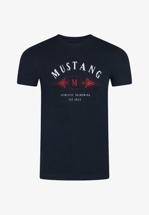 T-shirt en coton bleu marine à manches courtes, arborant un graphique logo "MUSTANG" rouge et blanc et des accents triangulaires sur le devant.