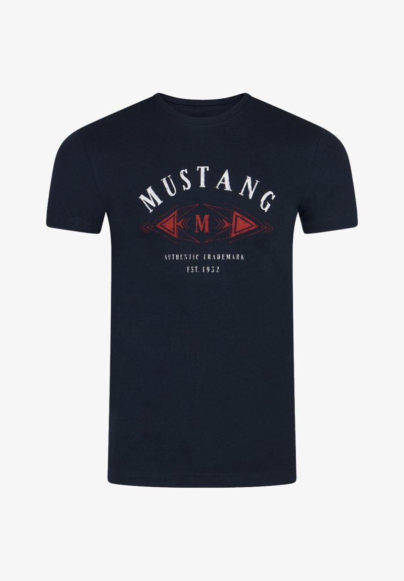 T-shirt en coton bleu marine à manches courtes, arborant un graphique logo "MUSTANG" rouge et blanc et des accents triangulaires sur le devant.