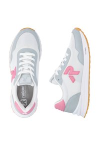 Chaussures de sport avec une tige en mesh blanc, des accents en suède gris et rose, des lacets blancs et une semelle en caoutchouc naturel. Logo présenté sur le côté.