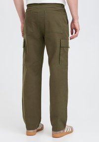 Oliivinvihreät cargo-housut suorilla lahkeilla, kahdella sivutaskulla ja kahdella takataskulla, kestävästä puuvillakankaasta valmistetut.