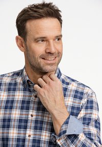 Camisa de cuadros para hombre con un patrón en azul, blanco y naranja, cuello abotonado, mangas largas y puños en un tono azul claro que contrastan.