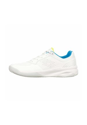 Scarpa sportiva bianca con fodera interna blu, linguetta gialla, pannello laterale traforato e suola testurizzata su sfondo bianco.
