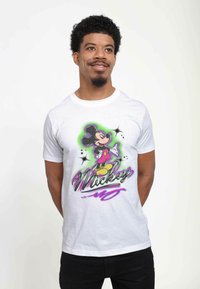 Disney DISNEY CLASSIC MICKEY AIRBRUSH MICKEY UNISEX - T-shirt z nadrukiem