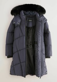 Parka imbottito blu navy con cappuccio in pelliccia sintetica, design trapuntato e chiusura con zip e bottoni a pressione. Foderato in morbido tessuto nero.