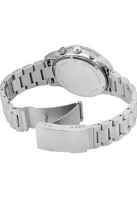 Montre-bracelet en acier inoxydable avec un boîtier poli, un bracelet texturé et une boucle sécurisée. Le dos présente une gravure minimale et une finition élégante.