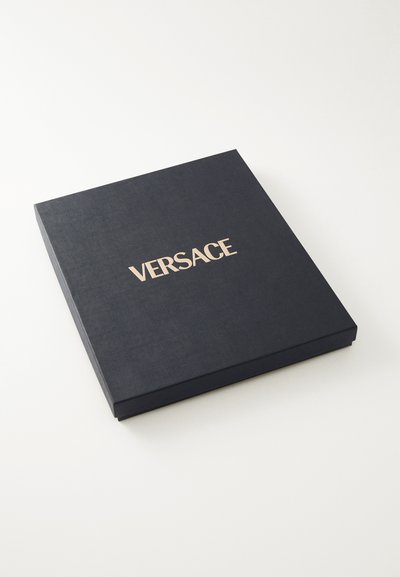 Scatola blu navy con superficie texturizzata, con la scritta dorata in rilievo "VERSACE" sulla parte superiore. Chiusa, di forma quadrata.