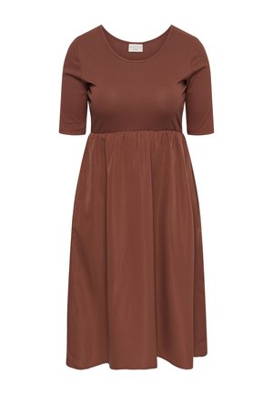 Pruun põlveni pikk kleit lühikeste varrukatega, ümar kaelus ja kokkupõimitud vöökoht.