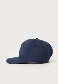 Casquette de baseball bleu marine avec un bord courbé, en tissu lisse, dotée d'œillets de ventilation et d'une sangle d'ajustement à l'arrière.