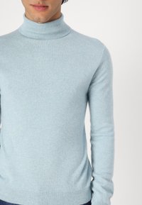 pure cashmere MEN TURTLE NECK SWEATER - Pulover - eggshell blue