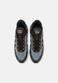 Nike Sportswear NIKE AIR MAX TW NN - Tenisice - black/total orange/smoke grey/white