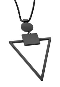 Zwarte geometrische halsketting met een driehoekige hanger, vergezeld van een vierkante en cirkelvormige accent, vervaardigd van glanzend materiaal aan een ketting.