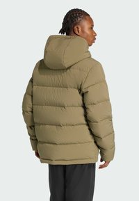 Maslinasto zelena jakna na preklop s kapuljačom, s prošivenim dizajnom, rebrastom teksturom i prednjim rubom koji seže tik iznad struka.