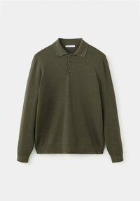 Polo en maille vert olive à manches longues avec patte à trois boutons et col sur fond blanc uni.