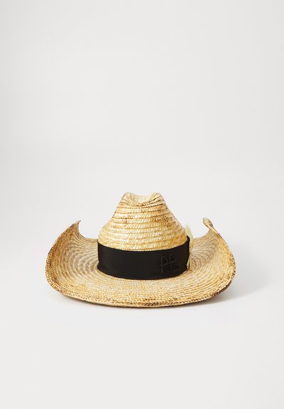 Heledad cowboy müts laia äärega, millel on mustast kangast riba põhjas, millel on logo ja väike dekoratiivne accenter.
