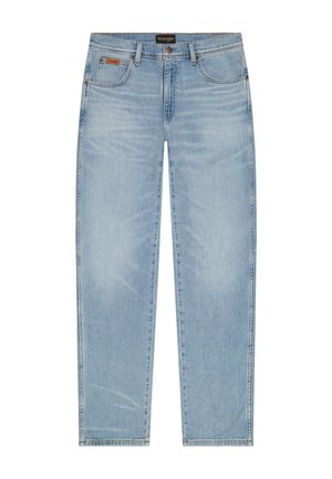 Τζιν Wrangler σε ανοιχτό μπλε χρώμα με τον κλασικό σχεδιασμό πέντε τσεπών και κλείσιμο με κουμπί, απλωμένα επίπεδα πάνω σε λευκό φόντο.