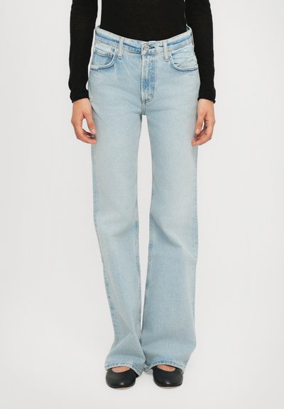 Lichtblauwe denim flared jeans met een hoge taille, vijf zakken en contraststiksels. Zachte textuur met een licht versleten afwerking.