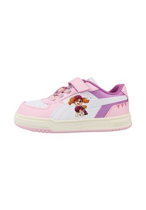 Børns pink og lilla sneakers med hvid sål, velcrolukning og tegnet hund på siden.