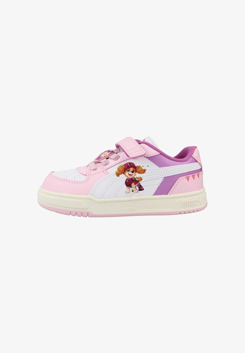Baskets enfant roses et violettes avec semelle blanche, bride velcro et personnage de chien de dessin animé sur le côté.