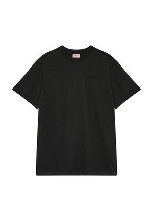 Zwarte T-shirt gemaakt van zachte, lichte stof. Heeft een ronde hals, korte mouwen en een subtiel zwart "HALO" logo op de borst.