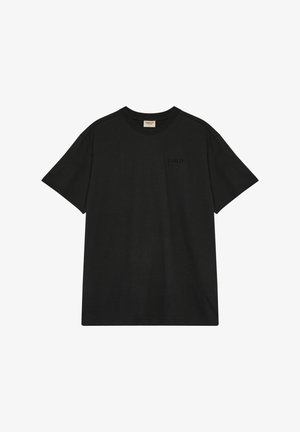 Sort T-shirt lavet af blød, letvægtigt stof. Har en rund hals, korte ærmer og et diskret "HALO" logo i sort på brystet.