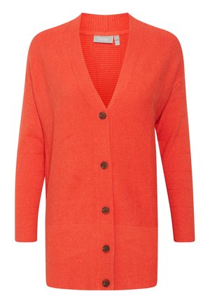 Korallfärgad ribbad cardigan med V-ringning, sju knappar framtill och ärmar som når tre fjärdedelar. Mjuk textur och avslappnad passform.