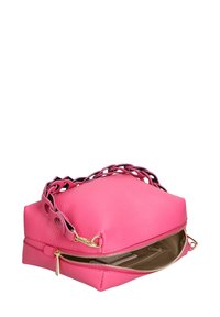 Borsa a tracolla in pelle rosa con superficie texturizzata, forma quadrata, zip dorata e manico a catena intrecciata. Interno foderato in un colore neutro.