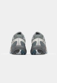 Szare sneakersy z teksturowaną cholewką z detalami z siateczki, wyściełanym kołnierzem oraz amortyzowaną białą i miętową podeszwą.