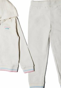 Tuta bianca in cotone con hoodie con zip e logo pastello, dettagli a righe blu, rosa e bianche ai polsini; pantaloni coordinati inclusi.