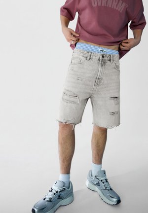 Bershka, DESTROYS - Farmer rövidnadrágok - grey