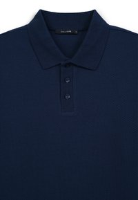 Polo blu navy realizzato in tessuto testurizzato con apertura a tre bottoni e colletto. L'etichetta riporta "CALLIOPE" e taglia "L".