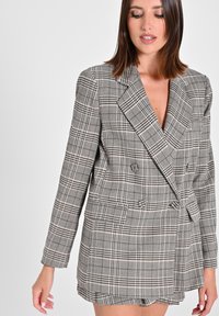 Blazer doppiopetto a quadri grigi con maniche lunghe, dotato di revers a punta, tasche frontali e un tessuto con motivo testurizzato.