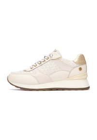 Zapatillas beige con parte superior de punto texturizado, detalles en cuero, punta redonda, herrajes dorados y un diseño de suela blanca acolchada.