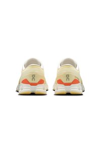Lichtgele hardloopschoenen met oranje accenten, bovenwerk van mesh, gevoerde zool en logo op de hiel. Ontworpen voor comfort en prestaties.