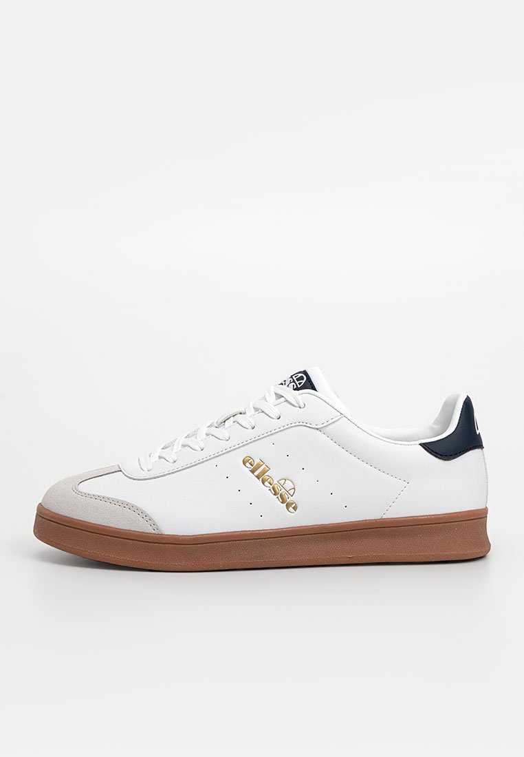 Zapatillas deportivas blancas con parte superior de cuero suave, puntera de gamuza gris, acento en el talón en color azul marino y suela de goma marrón. Detalle del logo dorado en el lateral.