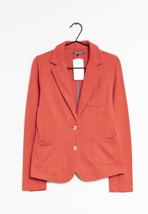 Koraalkleurige blazer met twee voorzakken, gesneden revers en twee frontknopen. Heeft geborduurde details op de zak en een hanglabel.
